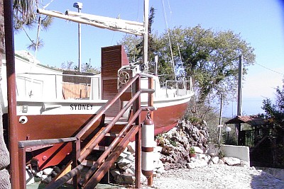 BARCA A VELA IN GIARDINO nel B&B